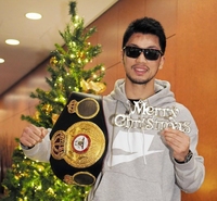 クリスマスツリーを背に笑顔の村田諒太＝東京都千代田区のホテルグランドパレス（撮影・中田匡峻）