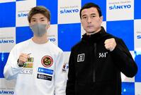 予備検診を終えファイティングポーズをとる田中恒成（左）とトロハツ＝ワタナベボクシングジム