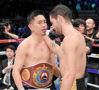 試合後に互いをねぎらう井岡一翔（左）とジェイビエール・シントロン＝大田区総合体育館（撮影・中田匡峻）