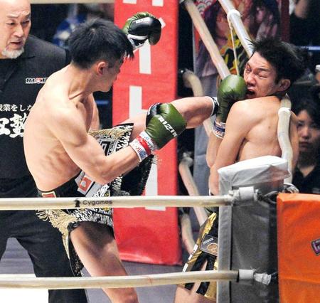 　江幡塁（右）にキックを見舞う那須川天心