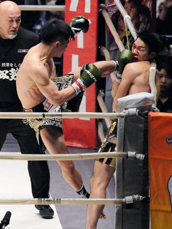 江幡塁（右）にキックを見舞う那須川天心＝さいたまスーパーアリーナ