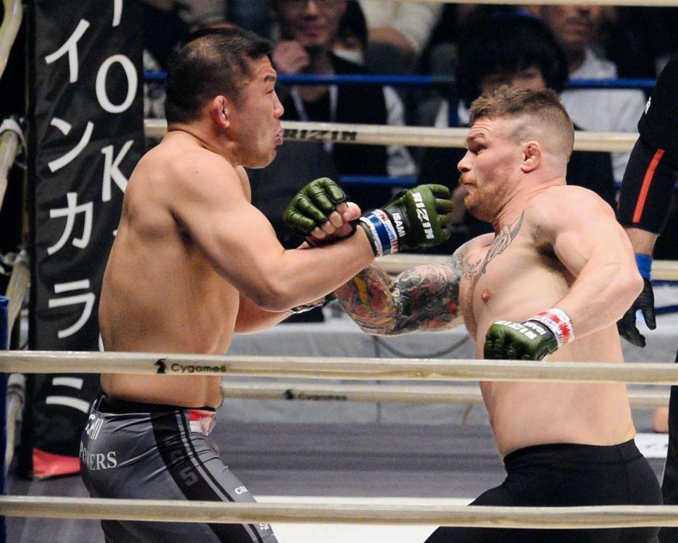 　石井慧（左）にパンチを見舞うジェイク・ヒューン