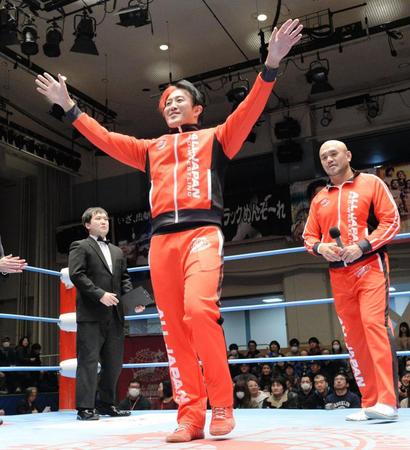 　全日本プロレスの所属選手になったヨシタツ。右は秋山準＝後楽園ホール