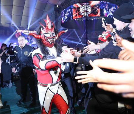 ファンと握手しながら引き上げる獣神サンダー・ライガー＝東京ドーム