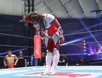 ファンに最後のあいさつをした後、一礼する獣神サンダー・ライガー＝東京ドーム