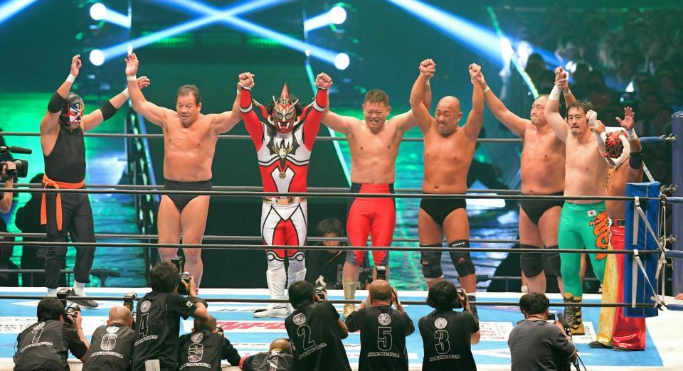 　獣神サンダー・ライガー（左から３人目）の引退試合を終えて声援に応える（左から）ザ・グレート・サスケ、藤波辰爾、（１人おいて）佐野直喜、高岩竜一、大谷晋二郎、田口隆祐、タイガー・マスク