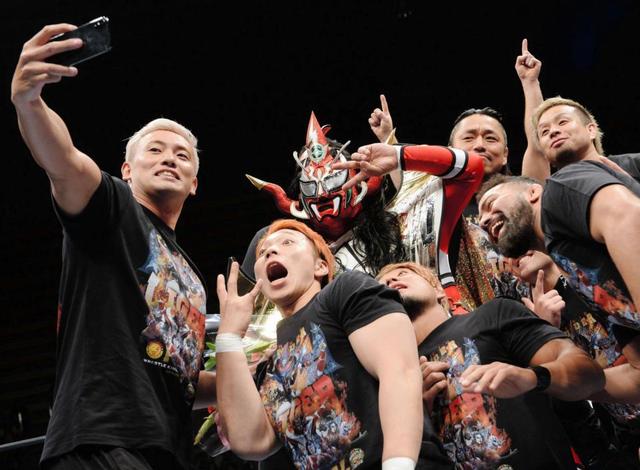 ＣＨＡＯＳのメンバーと記念撮影をする獣神サンダー・ライガー