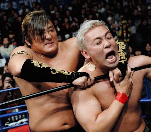 オカダ・カズチカ（右）を攻めるタイチ＝大田区総合体育館