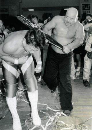 　場外乱闘で大暴れするケンドー・ナガサキさん（左は平井伸和）＝１９９６年６月６日