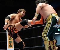 ウルティモ・ゲレーロ（右）にキックを見舞う小島聡＝後楽園ホール