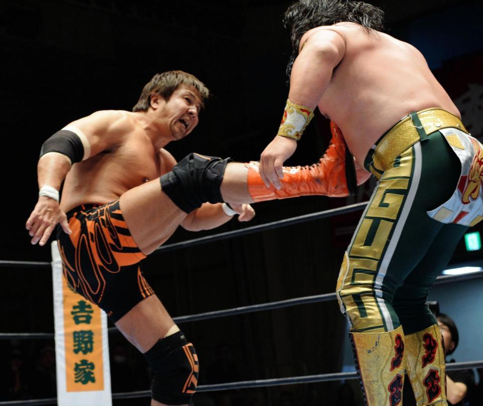 ウルティモ・ゲレーロ（右）にキックを見舞う小島聡＝後楽園ホール