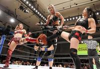 ＤＥＡＴＨ山さん（下中）を攻める左から朱里、ジュリア、舞華＝後楽園ホール