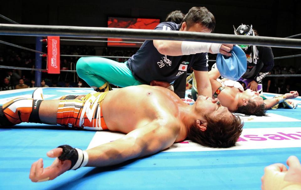 ウルティモ・ゲレーロ（奥）に敗れた小島聡