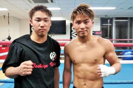 　スパーリングパートナーを務めた石井渡士也（左）とポーズを決める井上尚弥