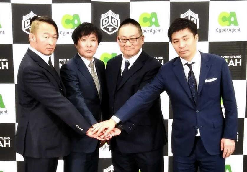 　（右から）サイバーエージェントの藤田晋社長、ノアの高木三四郎新社長、武田有弘新執行役員、丸藤正道副社長