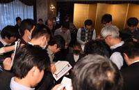 記者会見後、報道陣に囲まれる井上尚弥（中央）＝東京・ホテルグランドパレス（撮影・開出牧）