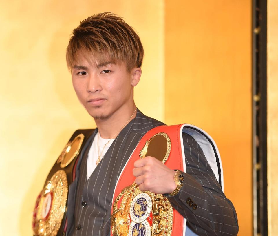 チャンピオンベルトを両肩にかけガッツポーズを決める井上尚弥＝東京・ホテルグランドパレス（撮影・開出牧）