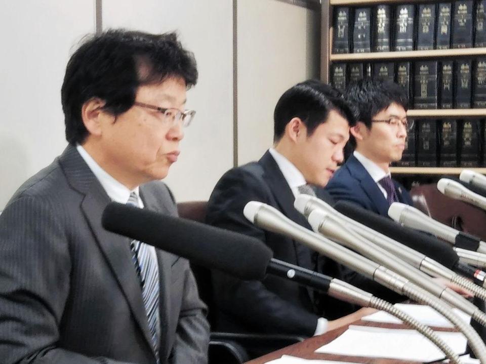 　勝訴判決を受け、声を詰まらせながらコメントする亀田興毅氏（中央）と北村晴男弁護士（左）