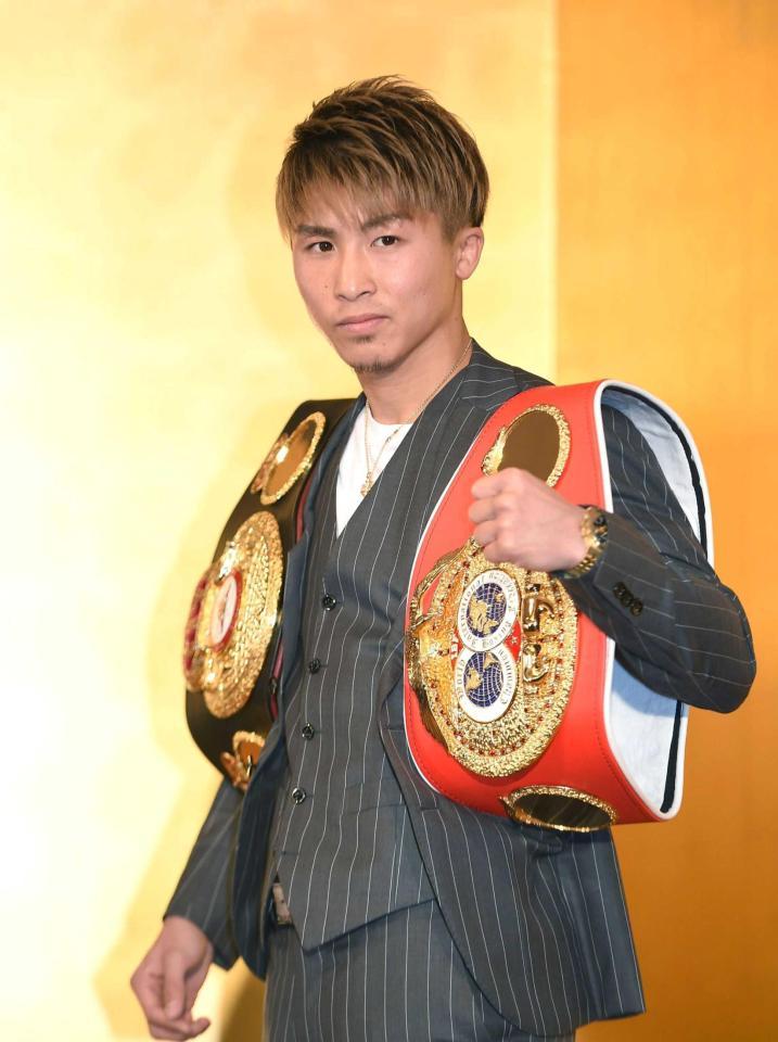 　チャンピオンベルトを両肩に掛けガッツポーズする井上尚弥（撮影・開出牧）