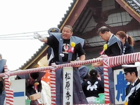 参拝者に豆をまく中西学＝東京都大田区の池上本門寺