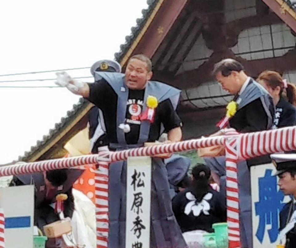 　参拝者に豆をまく中西学