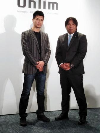 元プロ野球の里崎智也氏とともに「アスリートフラッグ財団」設立発表会見に出席した村田諒太（左）＝東京都渋谷区のミクシィ本社
