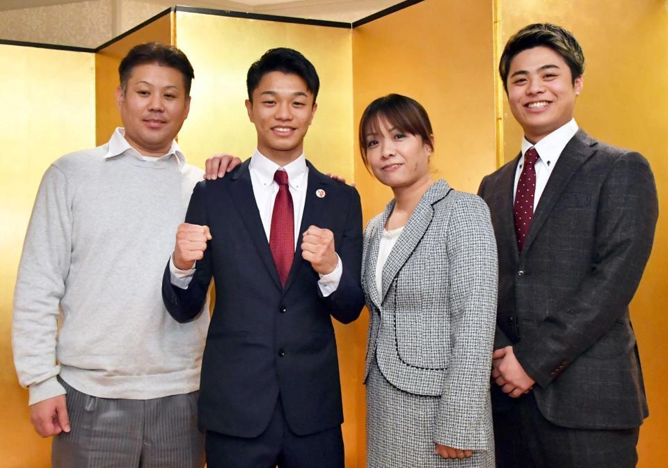 　（左から）父・澄人さん、（１人おいて）母・府見子さん、弟・龍人さんと会見に臨む中谷潤人