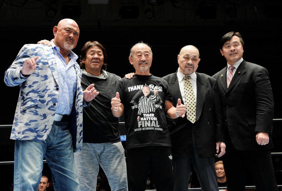 　ポーズをとる（左から）武藤敬司、長州力、タイガー服部レフェリー、ザ・グレートカブキ、馳浩
