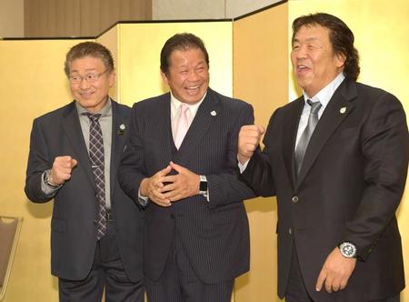 　日本プロレス殿堂会発足を発表し笑顔の（左から）天龍源一郎、藤波辰爾、長州力