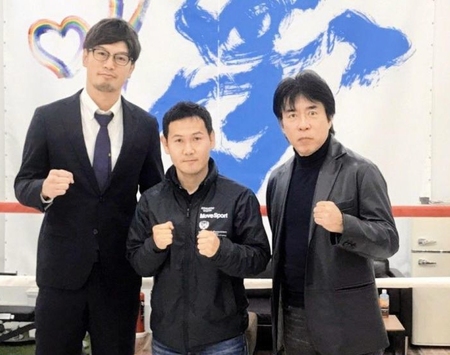 　アマから再びプロへ復帰する高山勝成（中央）と所属ジムの石田順裕会長（左）、中出博啓トレーナー＝寝屋川石田ジム