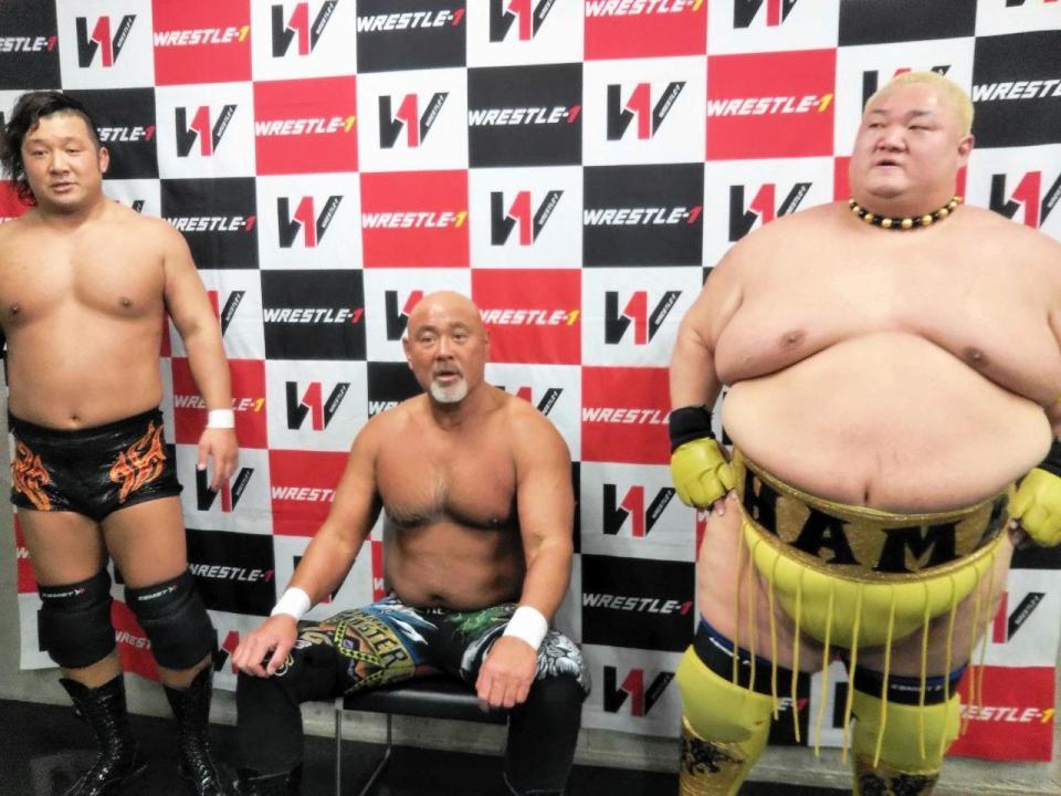 ＷＲＥＳＴＬＥ-１最後のビッグマッチを終え中之上靖文（左）、浜亮太（右）とインタビューに応じる武藤敬司＝東京・大田区総合体育館