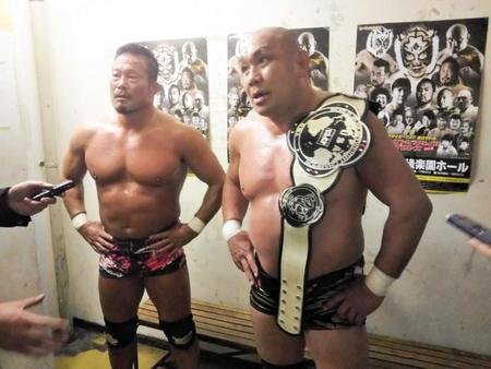 　スーパー・タイガー、関本大介組を破った（右から）藤田和之、杉浦貴＝後楽園ホール