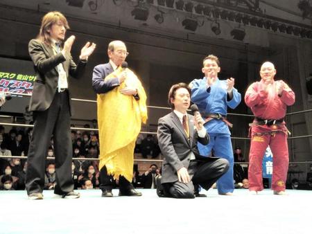 　欠場した初代タイガーマスクのために「行け！タイガーマスク」を歌う新間会長（左から２人目）、平井代表（中央）ら