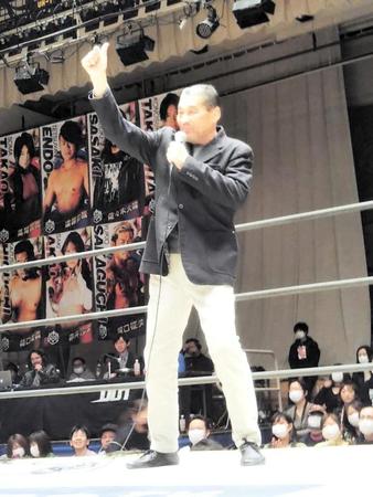 リング上で右足切断からの復帰を報告する谷津嘉章＝東京都文京区の後楽園ホール