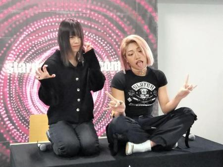テーブルの上に座ってポーズを決める岩谷麻優（左）と木村花＝東京都墨田区のスターダム道場