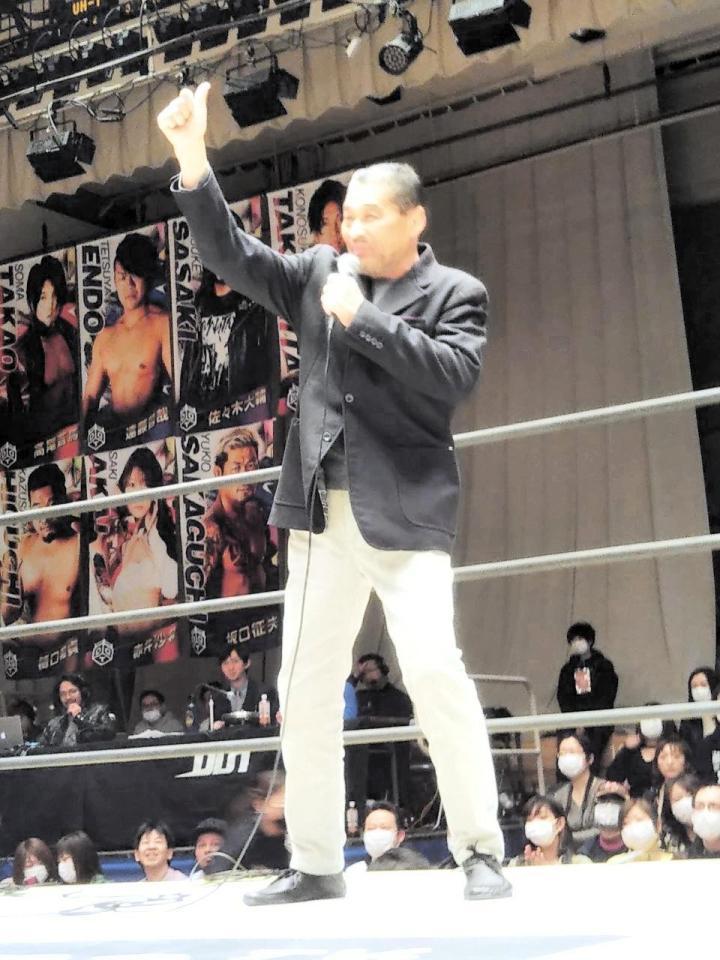 リング上で右足切断からの復帰を報告する谷津嘉章＝東京都文京区の後楽園ホール