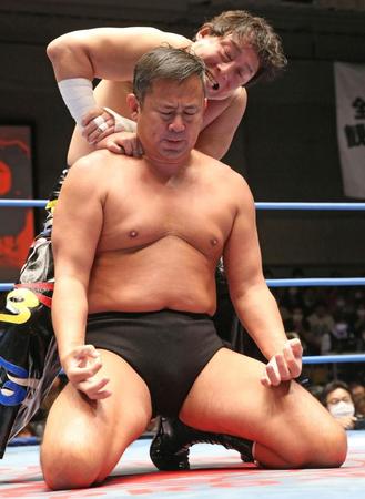 　ＴＡＪＩＲＩ（奥）の攻撃をしのぐ西村修