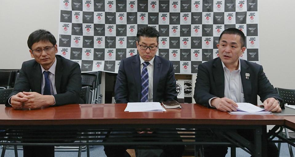 　記者会見する（左から）安河内ＪＢＣ本部事務局長、斎田ワールドスポーツジム会長、新田ＪＰＢＡ事務局長