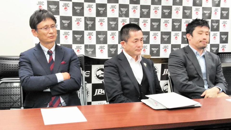 新田渉世ＪＰＢＡ事務局長（中央）ら新型コロナウイルス対策連絡協議会のメンバー＝東京都文京区のＪＢＣ