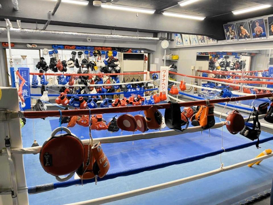 　練習生のいないリング。ミット、ヘッドギアなど用具を消毒して干している（ワタナベジム提供）