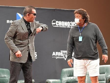 　「蝶野正洋３５周年記念フォーラム」にアベノマスク着用で登場した長州力（右）＝１０日、日本消防会館