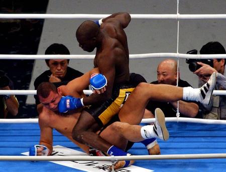 　シリル・アビディにパンチを叩きこむボビー・オロゴン＝２００４年１２月３１日
