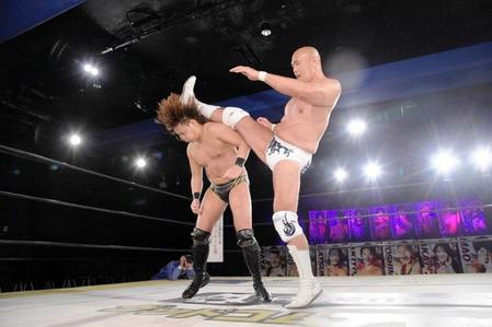 渡瀬瑞基（左）に蹴りを放つ秋山準＝ＤＤＴ　ＴＶ　ＳＨＯＷスタジオ