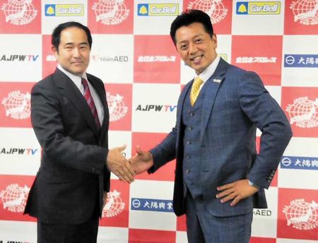 　“エアー握手”を交わす全日本プロレス・福田社長（左）とカーベル・伊藤社長