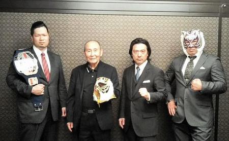 　次回大会へ意気込む（左から）リアルジャパンの間下隼人、新間寿会長、平井丈雅会長、スーパー・タイガー＝東京都千代田区の帝国ホテル