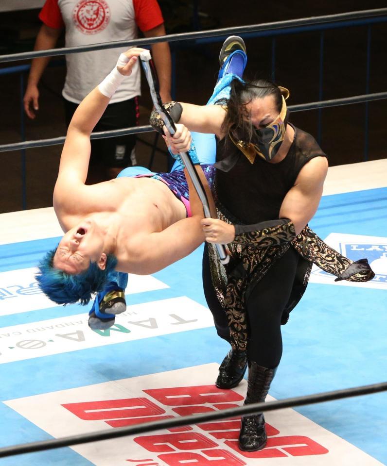 　ＤＯＵＫＩ（右）から襲撃される凱旋帰国した川人拓来