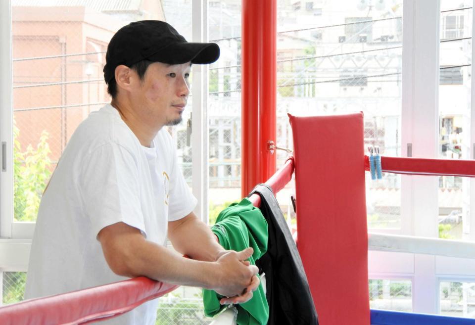 　自身のジムで会員練習を見守る長谷川穂積氏