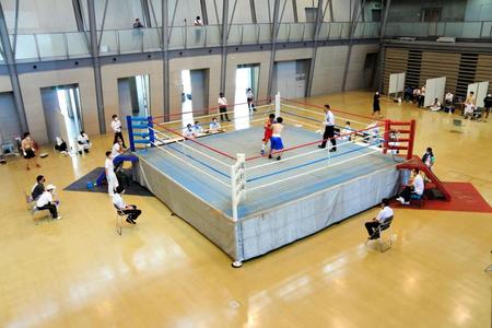 ５カ月ぶりに再開したプロボクシング興行はドアを開け放した会場で無観客で行われた＝刈谷市あいおいホール