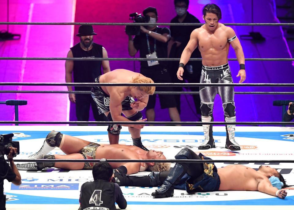 　高橋裕二郎、石森太二のタッグに敗れた（左下から）オカダ・カズチカ、後藤洋央紀