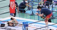　急所攻撃でオカダ・カズチカ（左）を破った矢野通